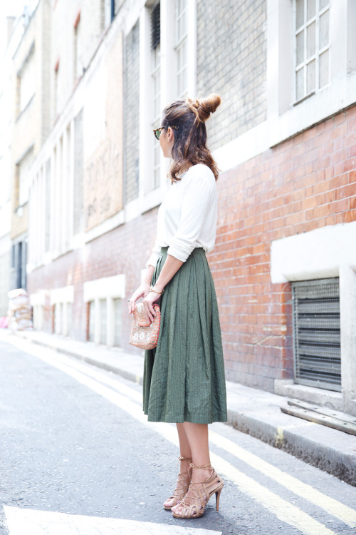 17 Street Style Ways to Wear Midi Skirt This Fall