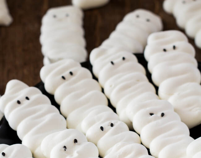 17 Easy and Tasty Halloween Treats to Make With Kids - Halloween treats, Halloween recipes, halloween kids crafts, Halloween desserts