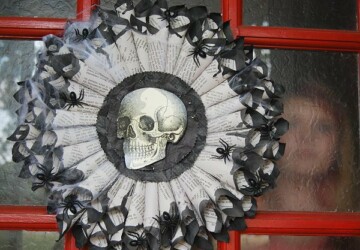 17 Spooktakcular DIY Halloween Wreath Ideas - outdoor Halloween decor, Halloween decorations, diy Halloween wreath, diy Halloween decorations, diy Halloween