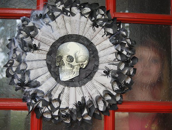 17 Spooktakcular DIY Halloween Wreath Ideas - outdoor Halloween decor, Halloween decorations, diy Halloween wreath, diy Halloween decorations, diy Halloween