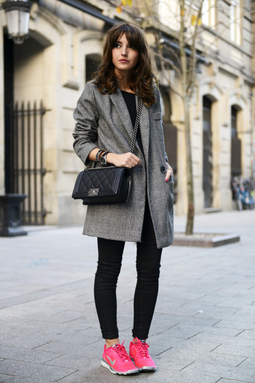 casual winter outfits with sneakers