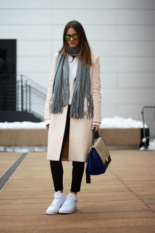 casual winter outfits with sneakers