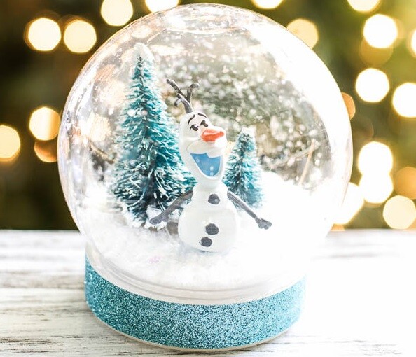 15 Cute DIY Christmas Snow Globes 15 Cute DIY Christmas Snow Globes - snowing, snow globe, snow, ideas, idea, globe, diy, crafts, craft