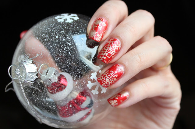 18 Festive Nail Art Ideas for Christmas 18 Festive Nail Art Ideas for Christmas - winter nail art, nail art ideas, Christmas nails, Christmas nail design