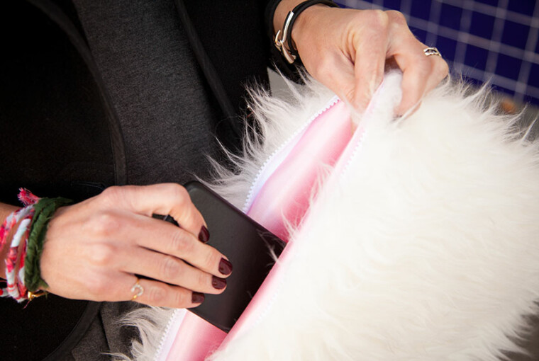 17 Stylish DIY Bags, Totes and Clutches Projects That You Have To Try 17 Stylish DIY Bags, Totes and Clutches Projects That You Have To Try - totes, tote, Stylish, simple, Projects, project, no sew, Easy, DIY purse projects, DIY bags, Diy bag, diy, crafts, craft, clutches, clutch, Bags, bag