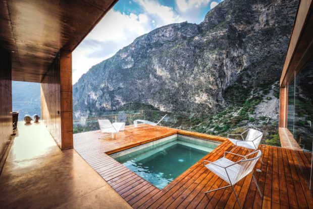 15 Breathtaking Private Swimming Pool Designs For Backyard Refreshment (1)