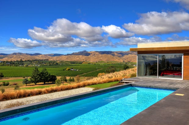 15 Breathtaking Private Swimming Pool Designs For Backyard Refreshment (15)