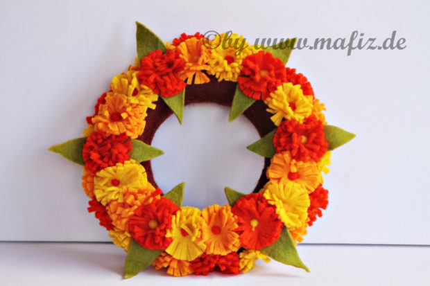 Source 15 Colorful Handmade Summer Wreath Ideas To Refresh Your Front Door (10)