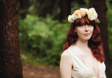 16 Romantic Wedding Hairstyles Using Flowers - Wedding Hairstyles Using Flowers, wedding hairstyle, flower hairstyle, flower bridal hairstyle, bride accessories