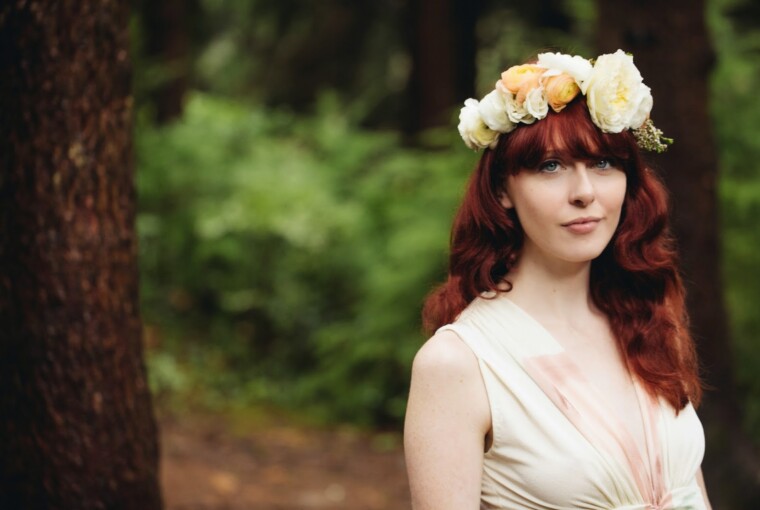 16 Romantic Wedding Hairstyles Using Flowers - Wedding Hairstyles Using Flowers, wedding hairstyle, flower hairstyle, flower bridal hairstyle, bride accessories