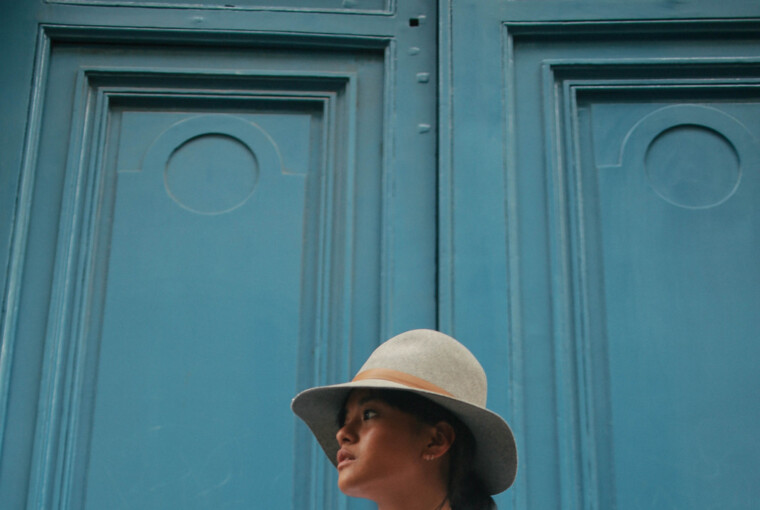 16 Stylish Ways to Dress Up your Favorite Basic Tee This Summer (Part 3) 16 Stylish Ways to Dress Up your Favorite Basic Tee This Summer (Part 3) - White T-shirt, tee outfit ideas, t-shirt, summer street style, casual summer outfit, basic tee