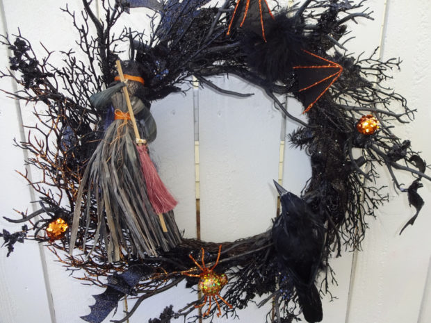 15 Spooky Handmade Halloween Wreath Designs To Decorate Your Front Door ...