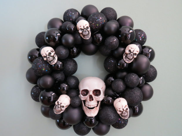 15-spooky-handmade-halloween-wreath-designs-to-decorate-your-front-door-with-9