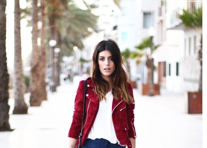 Fall Style Inspiration: 20 Velvet Outfit Ideas Fall Style Inspiration: 20 Velvet Outfit Ideas - Velvet Outfit Ideas, suede skirt, suede outfit ideas, suede jacket, Red Velvet Crêpes, Fall Velvet Outfit Ideas, fall street style, fall fashion