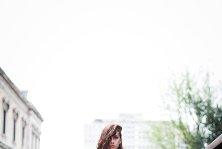 18 Fall Comfortable and Chic Outfits with Sneakers (Part 1) - white sneakers, Sneakers Outfit Ideas, sneakers and skirt outfit, sneakers and dress outfit, Sneakers, fall sneakers outfit ideas, fall office outfits