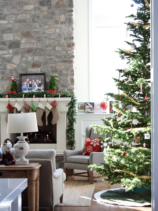 17 Beautiful Christmas Mantel Decor Ideas - mantel decoration, fireplace mantel, Christmas mantel decoration, Christmas Decorations, Christmas Decorating Ideas