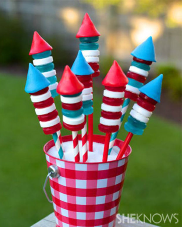 4th of July Crafts: 15 Red, White and Blue Centerpieces - diy centerpiece, diy 4th of July decorations, 4th of July party, 4th of July diy decor, 4th of July centerpiece, 4th of July