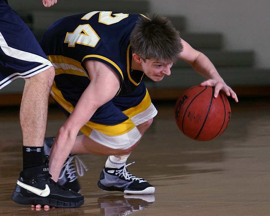 Choosing the Right Pair of Basketball Shoes for Your Style of Play -