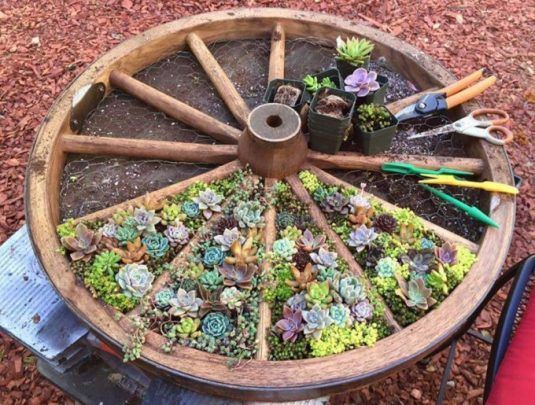 20 Lovely DIY Summer Garden Decorations 20 Lovely DIY Summer Garden Decorations - Recycle Tree Stumps for Garden Decor, garden decor, diy garden projects, diy garden