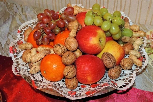 Healthy Snacking with Fruits and Nuts - nuts, healthy snacking, healthy, fruits, food