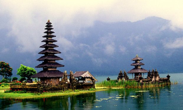 Bali, Beautiful Bali - uluwatu cliff temples, ulun danu temple, travel, tips, tegenungan waterfall, seminyak, nasa dua, kuta, gili islands, bali