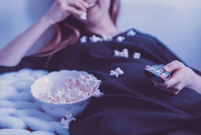 How to Host the Best Movie Night Everyone Will Remember - tv, tips, television, snacks, party, netflix, movies, movie night, home cinema, guide, friends, food, film, cinema