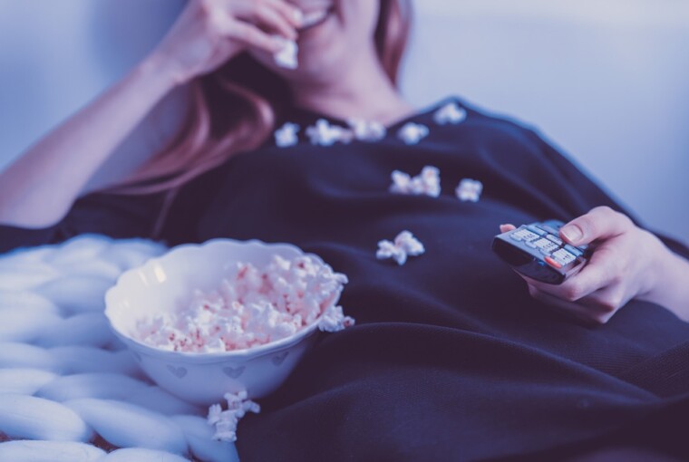 How to Host the Best Movie Night Everyone Will Remember How to Host the Best Movie Night Everyone Will Remember - tv, tips, television, snacks, party, netflix, movies, movie night, home cinema, guide, friends, food, film, cinema