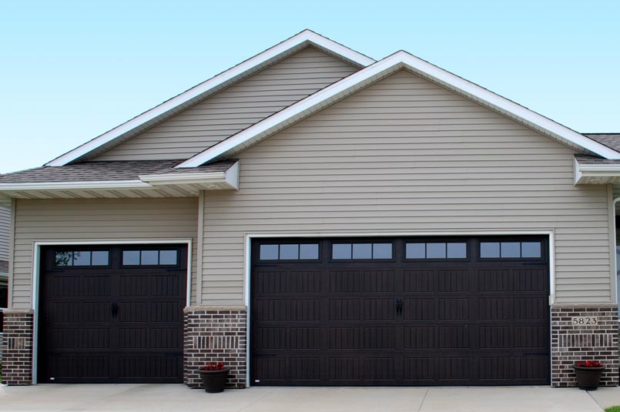 4 Tips to Repairing Your Garage Door - sagging, repairman, prblem, locks faulty, garage, frozen, door