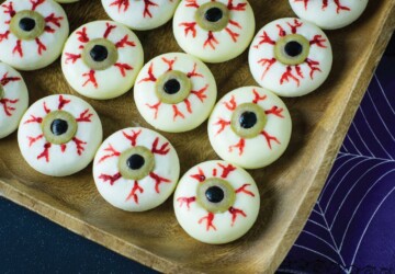 18 Creepy Treats to Make Your Halloween Party Extra Spooky - halloween party theme, Halloween Party Food Ideas, Halloween Party Desserts, Halloween party, diy Halloween party