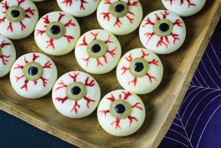 18 Creepy Treats to Make Your Halloween Party Extra Spooky 18 Creepy Treats to Make Your Halloween Party Extra Spooky - halloween party theme, Halloween Party Food Ideas, Halloween Party Desserts, Halloween party, diy Halloween party