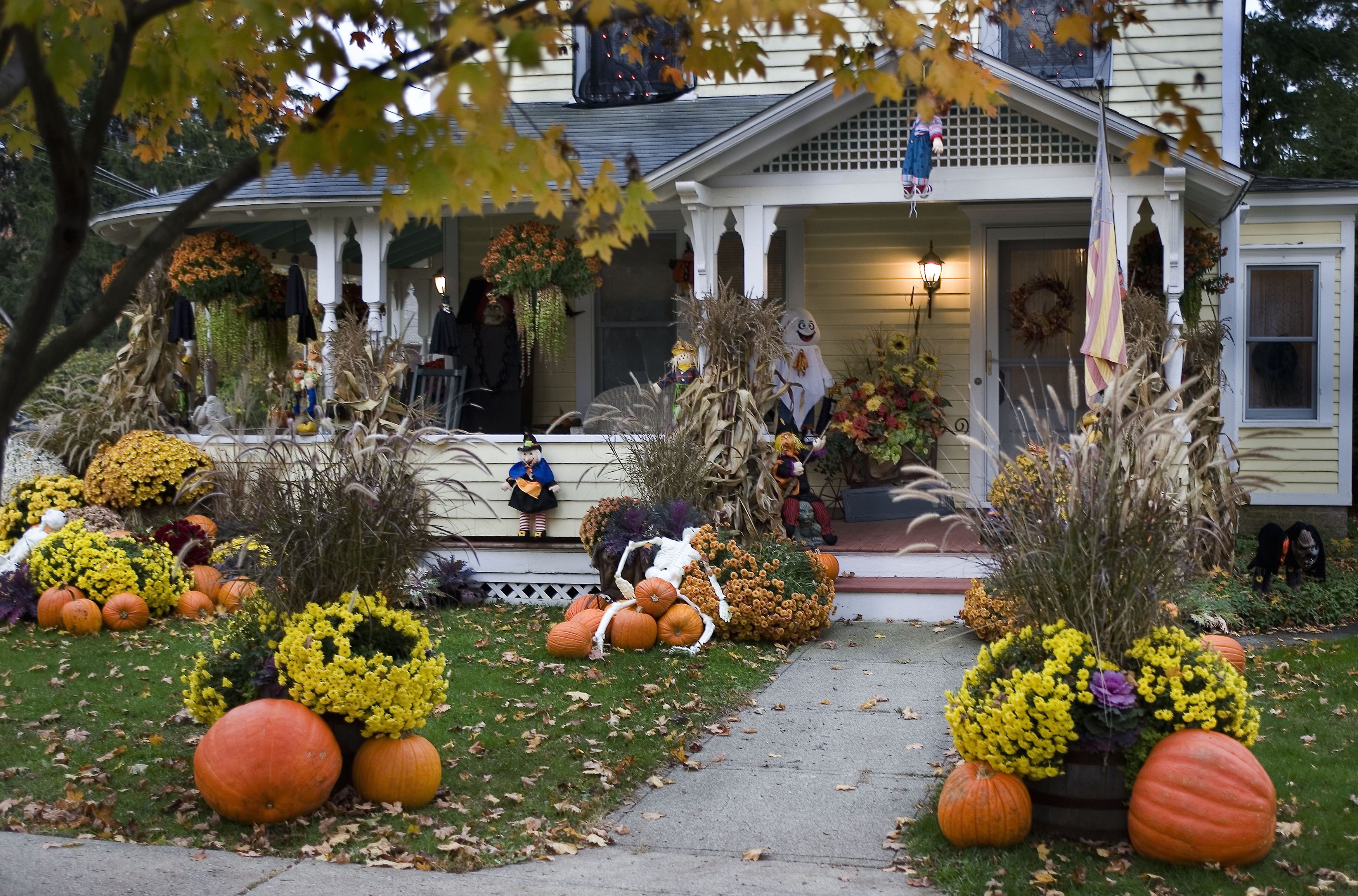 15 Spooky Outdoor Halloween Decoration Ideas - OutDoor Halloween Decorations Porch Decor IDeas For