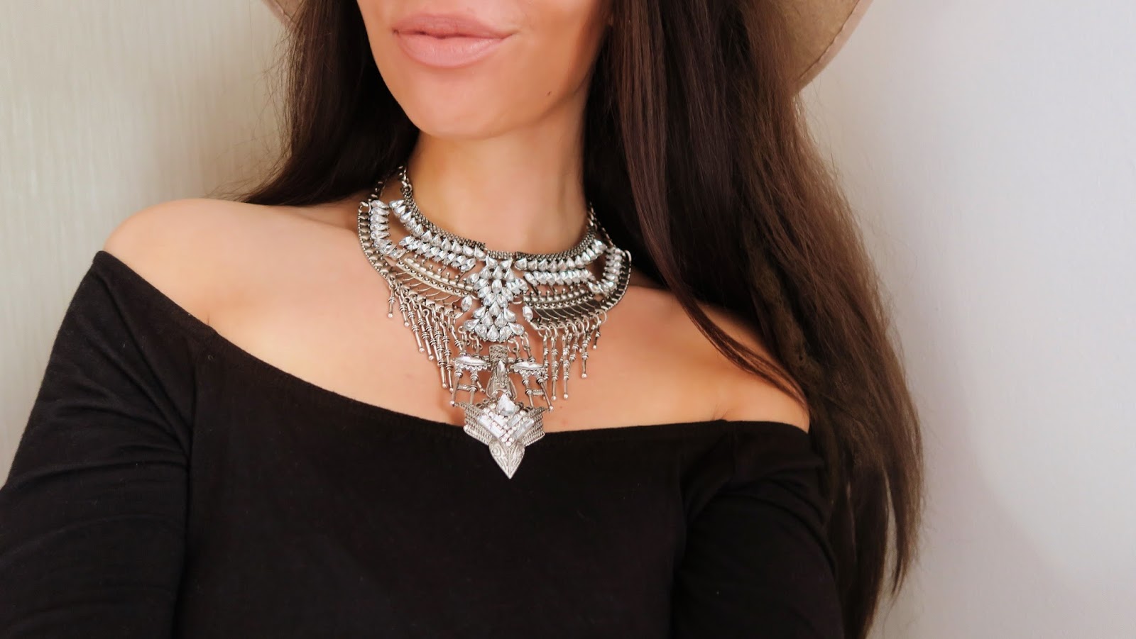how to style jewelry with outfits