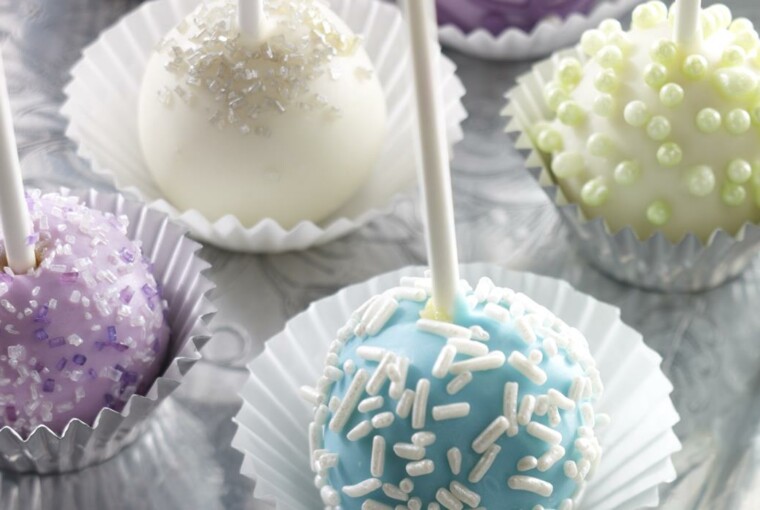 22 Easy Christmas Cake Pop Ideas - Christmas recipes, Christmas recipe Ideas, Christmas Cake Pop Ideas, Cake Pop Ideas