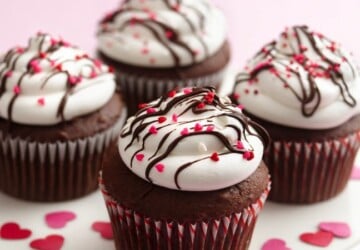 Cute Valentine's Day Cupcake Recipes and Ideas - Valentine's day recipes, Valentine's day desserts, Valentine's Day Cupcakes, Valentine's Day Cupcake Recipes