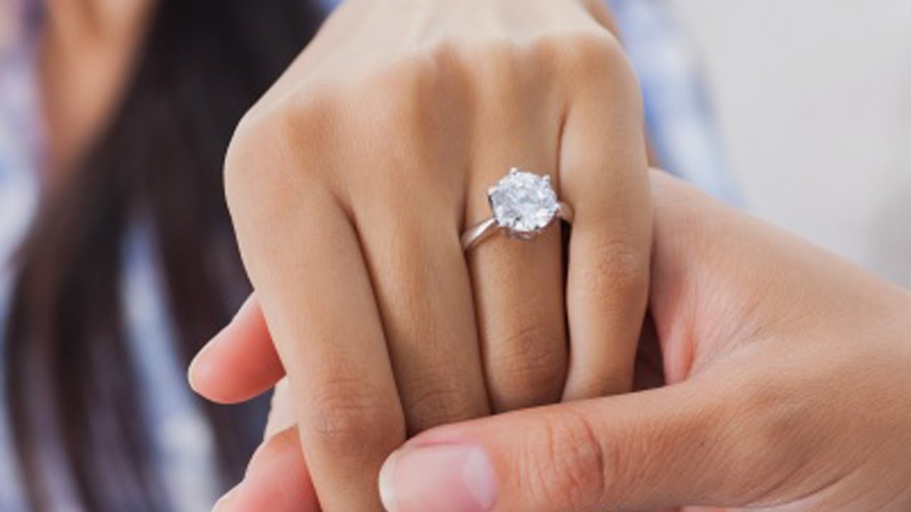5 Styles of Engagement Rings for Girls Who Love Bling