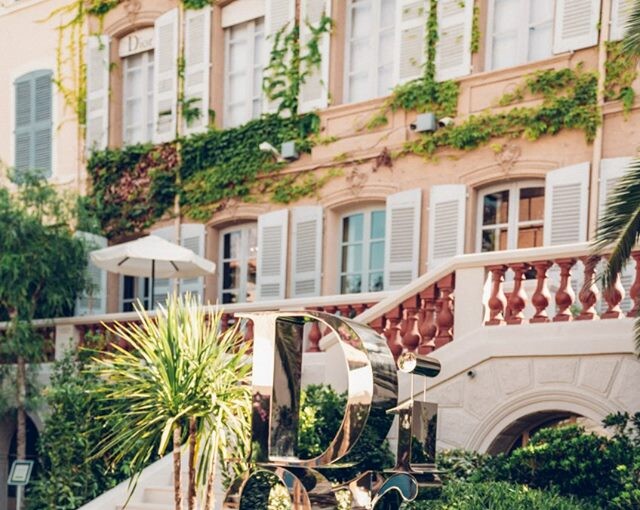 What to Wear With a Miniskirt This Summer What to Wear With a Miniskirt This Summer - summer outfit ideas, summer mini skirt outfit, mini skirt outfit, mini skirt, Denim Mini Skirt