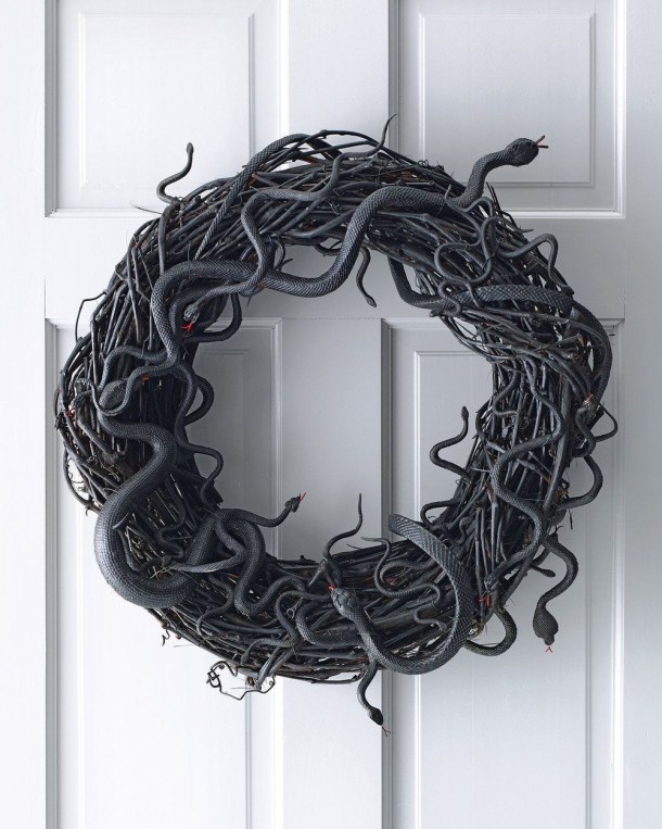 15 DIY Halloween Wreath Ideas (Part 1) - Halloween Wreath Ideas, DIY Halloween Wreaths, DIY Halloween Wreath Ideas, diy Halloween wreath