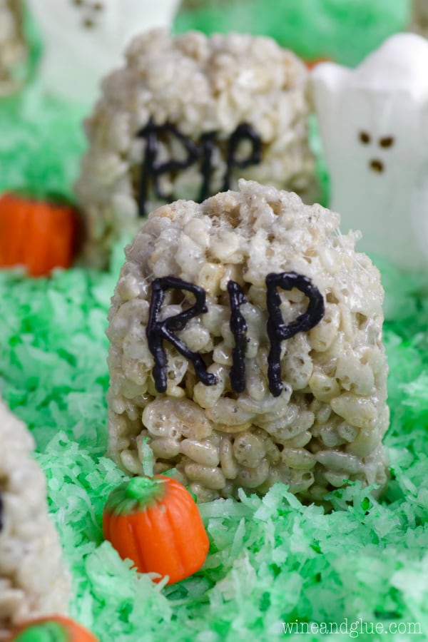 16 Rice Krispie Treats for Halloween - Rice Krispie Treats for Halloween, Halloween Treats for Kids, Halloween Treat Recipe, Halloween recipes, Halloween Dessert, Diy Halloween Treat Bags