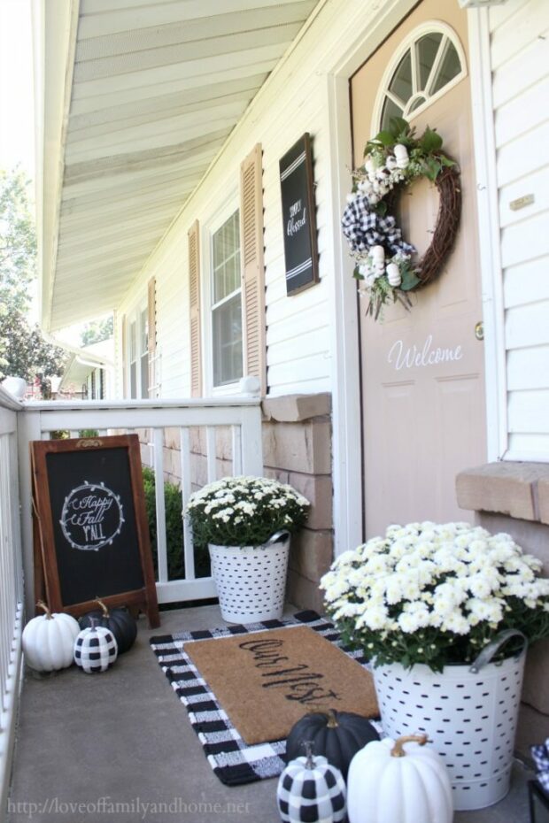 Front Porches that Have Us So Ready for Fall - Fall Porch Decorating Ideas, Fall Porch Decor Ideas, fall porch decor, Fall Porch, DIY Fall Porch