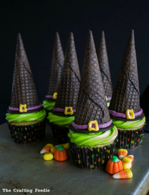 16 Best Halloween Party Snacks - Spooky Eats and Drinks Recipes for A Grown-Up Halloween Party, Halloween Party Snacks, Halloween Party Food Ideas for Kids, Halloween Party Food, Halloween party