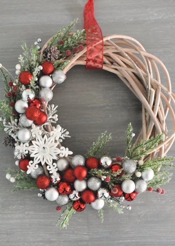 15 Perfect DIY Farmhouse Christmas Wreaths - Rustic DIY Christmas Wreaths and Centerpiece, DIY Farmhouse Christmas Wreaths, DIY Christmas Wreaths, Christmas Wreaths