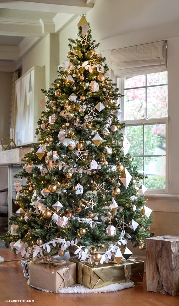 20 Stunning Christmas Tree Ideas 2019 (Part 1) - Farmhouse Christmas Trees, Diy Christmas tree, Christmas Tree Ideas, Christmas Tree Decorating Ideas, Christmas tree