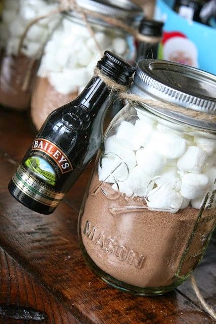 15 DIY Mason Jars That Make the Perfect Gift - DIY Mason Jars gift, DIY Mason Jars, DIY Mason Jar gifts, DIY Mason Jar Crafts