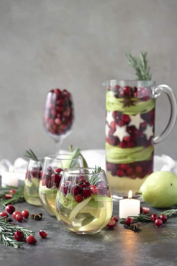 15 Festive Christmas Cocktail Recipes - Gin Cocktail recipes, Festive Christmas Cocktails, Festive Christmas Cocktail Recipes, Cocktail recipes, Christmas Cocktails