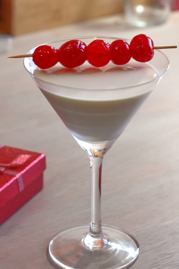 15 Festive Christmas Cocktail Recipes - Gin Cocktail recipes, Festive Christmas Cocktails, Festive Christmas Cocktail Recipes, Cocktail recipes, Christmas Cocktails