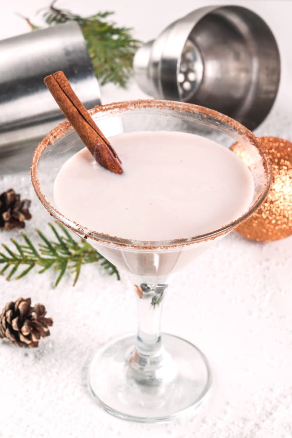 15 Festive Christmas Cocktail Recipes - Gin Cocktail recipes, Festive Christmas Cocktails, Festive Christmas Cocktail Recipes, Cocktail recipes, Christmas Cocktails