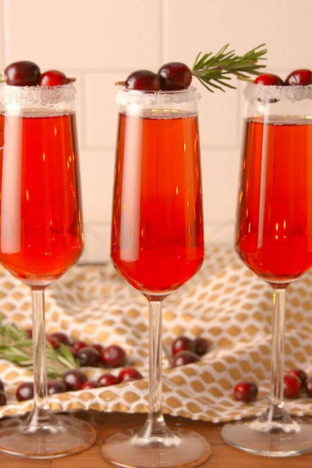 15 Festive Christmas Cocktail Recipes - Gin Cocktail recipes, Festive Christmas Cocktails, Festive Christmas Cocktail Recipes, Cocktail recipes, Christmas Cocktails