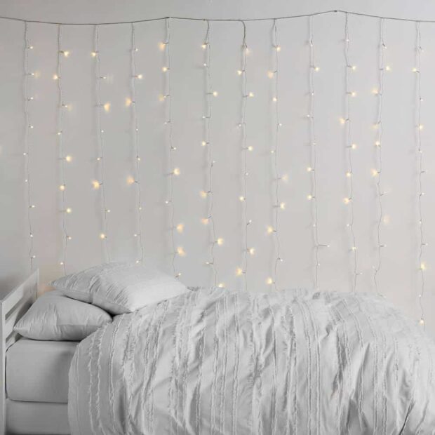 13 DIY Ways to Decorate your Bedroom With String Lights - String Lights DIY Ideas, string lights, diy String Lights