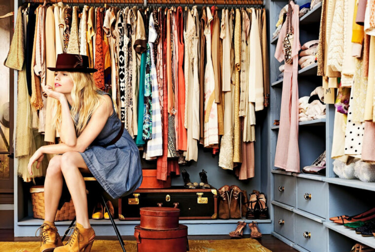 10 Items Every Minimalist Should Have In Her Wardrobe 10 Items Every Minimalist Should Have In Her Wardrobe - woman, wardrobe, tank top, t-shirt, sundress, Sneakers, silk scarf, minimalist, fashion, denim jeans, cardigan, boots, blazer, belt