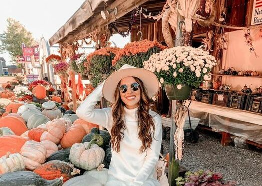 17 Best Street Style Looks From September 2020 17 Best Street Style Looks From September 2020 - summer to fall outfit ideas, September outfit ideas, September Fashion Inspiration, september, Early-Fall Dress Outfit Ideas